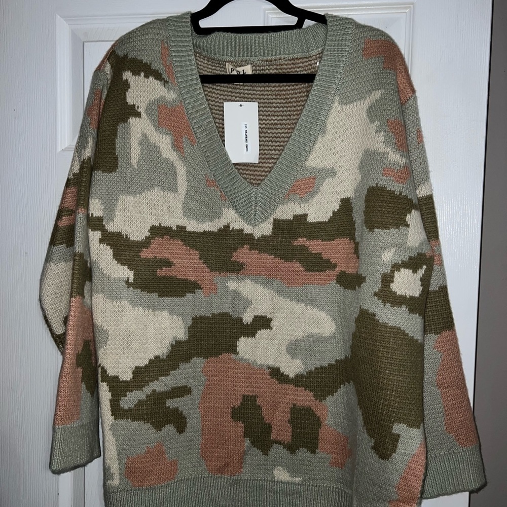 Camo sweater size Medium - POL